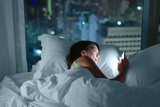 Thói quen lướt điện thoại trên giường tăng nguy cơ mất ngủ đến 59%