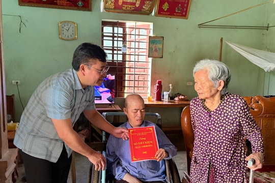 Nghĩa Đàn: Trao 10 sổ tiết kiệm cho người có công và thân nhân người có công với cách mạng