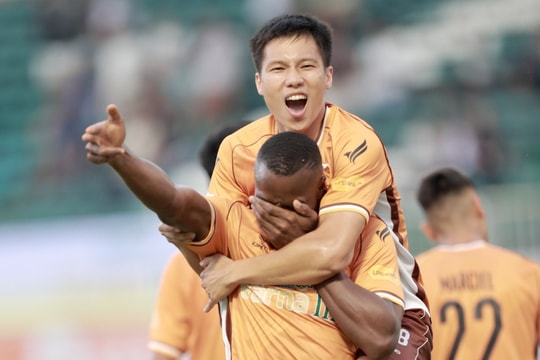 Không phục trọng tài, HAGL tự nhận 'bàn thắng hợp lệ'; Ronaldo 'tắt điện', Al Nassr hụt hơi ở cuộc đua vô địch