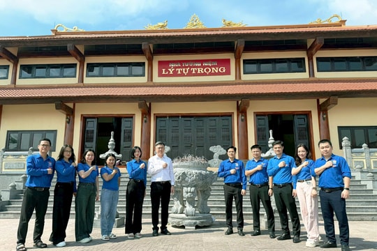 Tuổi trẻ cơ quan Tỉnh ủy Nghệ An tổ chức hoạt động về nguồn nhân dịp kỷ niệm 50 năm Ngày Giải phóng miền Nam