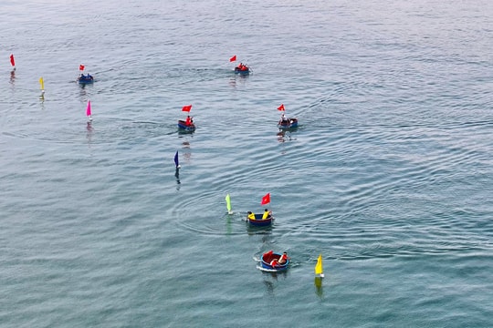 Xem ngư dân Vinh đua mủng trên sóng nước