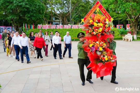 Đoàn cán bộ lãnh đạo, quản lý của Đảng Cộng sản Cuba tưởng niệm Chủ tịch Hồ Chí Minh tại Khu Di tích Quốc gia đặc biệt Kim Liên