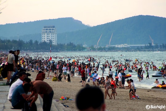Hàng vạn người đổ về phố biển Cửa Lò trong ngày khai hội