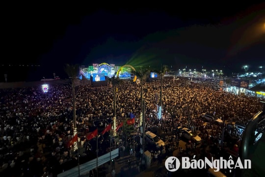 Biển người về với Cửa Lò trong đêm khai hội