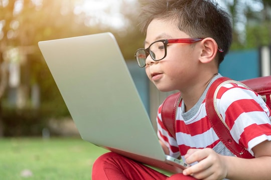 Trẻ em nhìn màn hình càng lâu, nguy cơ cận thị càng cao