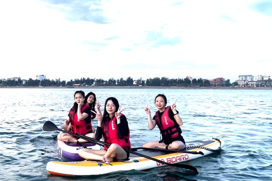 Chèo SUP ngắm bình minh – trải nghiệm tuyệt vời tại Cửa Lò