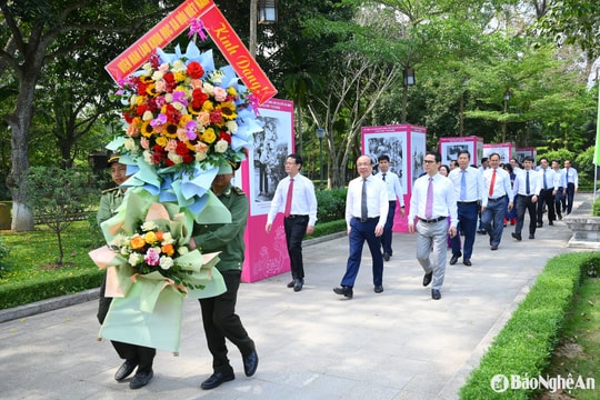 Viện Hàn lâm Khoa học Xã hội Việt Nam dâng hương tưởng niệm Chủ tịch Hồ Chí Minh