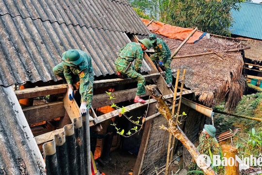 Bộ đội Biên phòng Nghệ An giúp các hộ nghèo nơi biên giới làm nhà