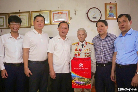 Thường trực Thành uỷ Vinh thăm, tặng quà người có công với cách mạng