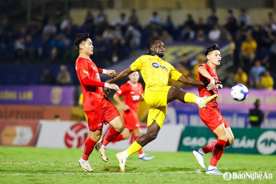 Thể Công Viettel và Sông Lam Nghệ An đều thiệt quân trong ngày tái đấu