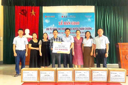 Hơn 300 tủ sách lớp học được trao tặng cho các cơ sở giáo dục tại Nghệ An