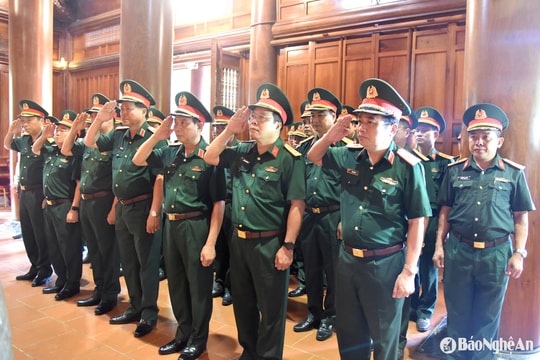 Bộ Tư lệnh Quân khu 4 dâng hoa tưởng niệm Chủ tịch Hồ Chí Minh tại Khu Di tích Quốc gia đặc biệt Kim Liên