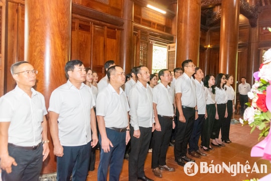 Báo Nghệ An dâng hương tưởng niệm Chủ tịch Hồ Chí Minh và các anh hùng liệt sĩ
