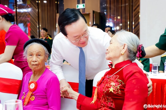 Nghệ An gặp mặt các Mẹ Việt Nam anh hùng, thương binh nặng, cựu chiến binh, cựu thanh niên xung phong tiêu biểu
