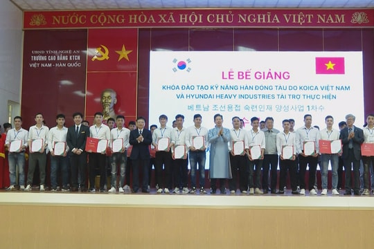 Trường Cao đẳng Kỹ thuật Công nghiệp Việt Nam - Hàn Quốc bế giảng khóa học hàn đóng tàu