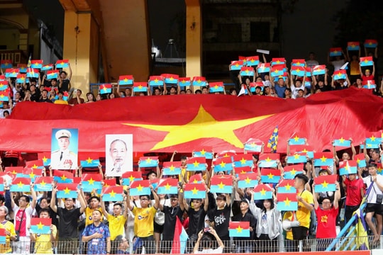 'Biển cờ' rực rỡ của cổ động viên Sông Lam Nghệ An chào mừng 50 năm Ngày Giải phóng miền Nam tại sân Hàng Đẫy