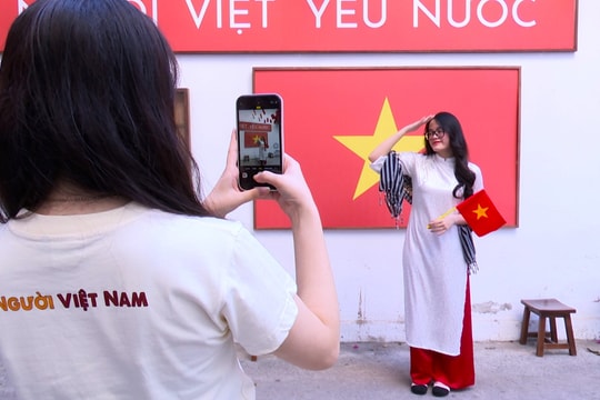 Cơn sốt check-in với cờ đỏ sao vàng hưởng ứng ngày 30/4