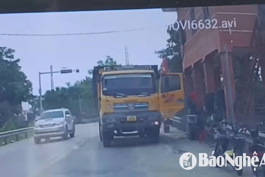 Xe tải dừng trái đường mua cà phê, gây cản trở giao thông trên Quốc lộ 46