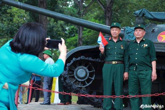 Người dân Nghệ An nô nức về với Dinh Độc Lập trước giờ đại lễ 30/4