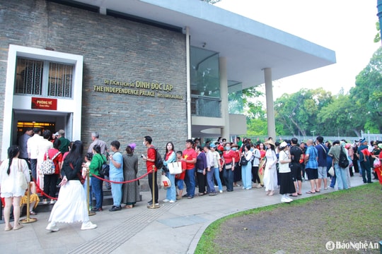 Người dân cầm cờ Tổ quốc, xếp hàng dài tham quan Dinh Độc Lập
