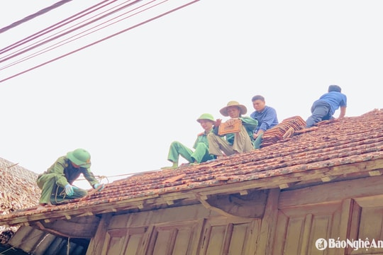 Các lực lượng giúp người dân huyện Tương Dương khắc phục thiệt hại do lốc xoáy