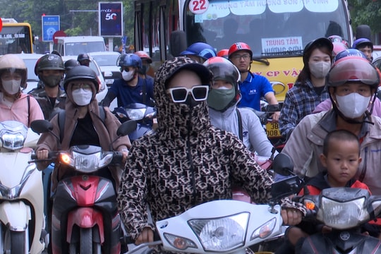 Cảnh ùn tắc tại nút giao giữa đường Lê Lợi và đường Lý Thường Kiệt của thành phố Vinh