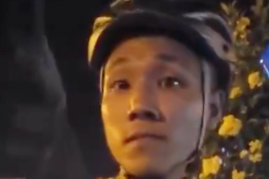 Người đi xe máy chặn đầu ô tô, cầm vật nhọn doạ tài xế