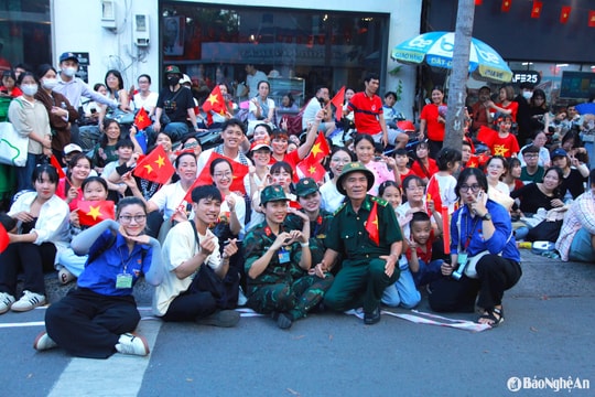 Người dân xếp hàng từ 4 giờ sáng xem tổng duyệt diễu binh