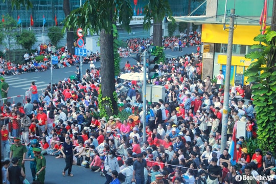 TRỰC TIẾP: Diễu binh, diễu hành mừng đại lễ 30/4 tại TP. Hồ Chí Minh
