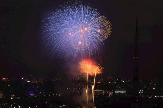 Pháo hoa rợp trời Hà Nội chào mừng 50 năm ngày Giải phóng miền Nam, thống nhất đất nước