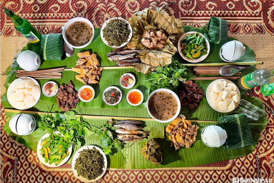 Thưởng thức rau rừng, cá suối nơi khu du lịch cộng đồng Khe Cớ