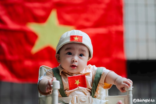 Tan chảy với khoảnh khắc những 'công dân nhí' Nghệ An chào mừng ngày đại lễ