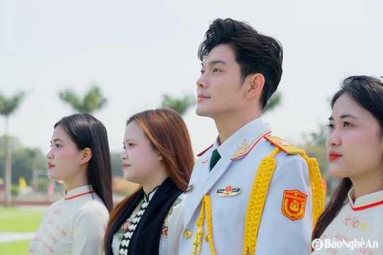 Nghệ sĩ trẻ Đoàn Văn công Quân khu 4 làm mới 'Bài ca thống nhất'