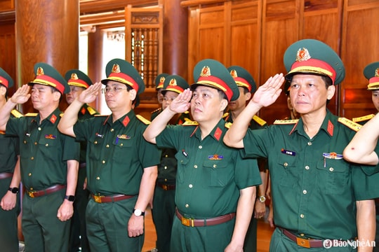 Đảng ủy Bộ Chỉ huy Quân sự tỉnh dâng hương tưởng niệm Chủ tịch Hồ Chí Minh và các anh hùng liệt sĩ