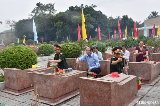 Hội Hỗ trợ gia đình liệt sĩ tỉnh Nghệ An dâng hương tại Nghĩa trang liệt sĩ thành phố Vinh