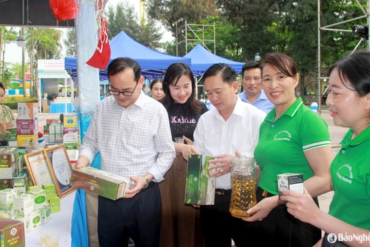 Nhiều sản phẩm OCOP được giới thiệu chào mừng du lịch biển Cửa Lò