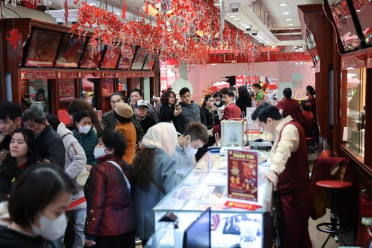 Giá vàng hôm nay 30/4/2025: Giá vàng neo ở mức cao trong kỳ nghỉ lễ 30/4