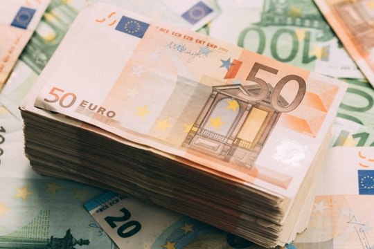 Tỷ giá Euro hôm nay 30/4/2025: Đồng euro suy yếu
