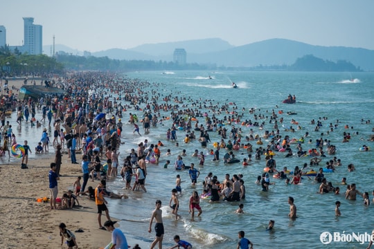 Biển Cửa Lò tiếp tục hút khách dịp lễ