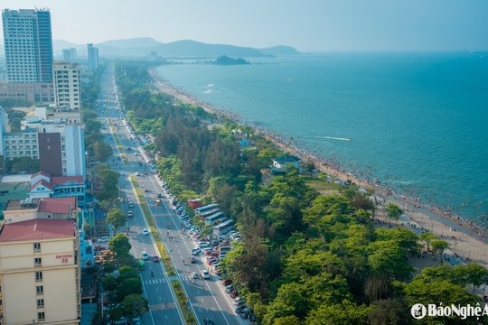 Cua Lo Beach continues to attract tourists during the holiday