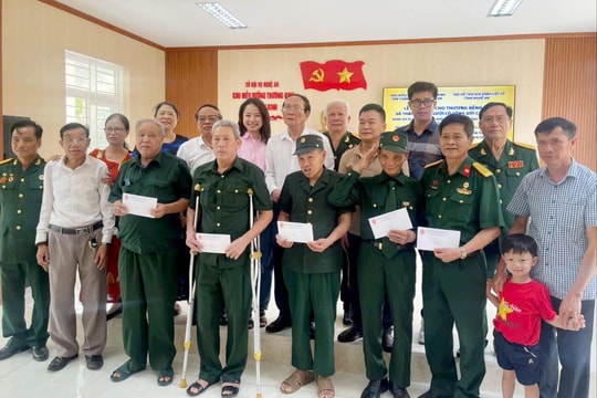 Hội Hỗ trợ gia đình liệt sĩ tỉnh Nghệ An tặng quà thương binh nặng