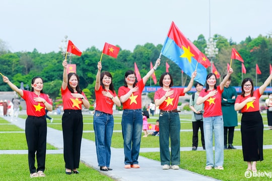 Hình ảnh người dân Nghệ An xúc động, tự hào theo dõi diễu binh, diễu hành mừng 50 năm thống nhất đất nước