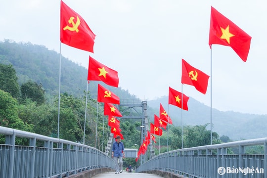 Bản làng vùng cao Nghệ An rực rỡ cờ hoa mừng ngày đất nước thống nhất