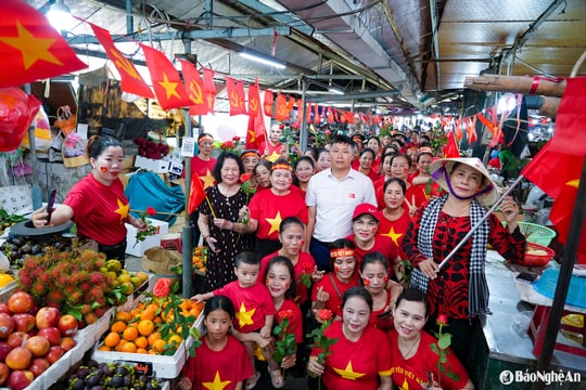 Chợ đỏ rực cờ hoa, tiểu thương Nghệ An rộn ràng mừng ngày thống nhất non sông