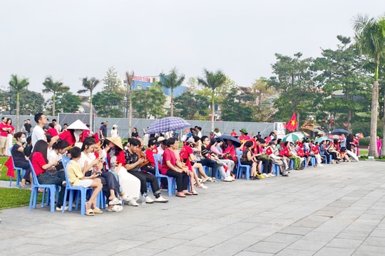 Người dân thành Vinh trong giờ khắc kỷ niệm 50 năm thống nhất đất nước