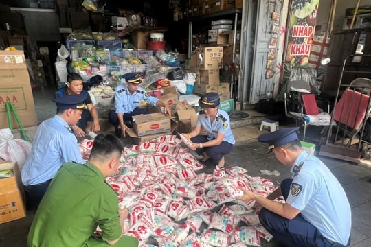 ‏Phát hiện mì chính không rõ nguồn gốc ở khu vực chợ Vinh ‏