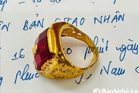 Người đàn ông nhặt phế liệu trả lại nhẫn vàng cho người đánh rơi