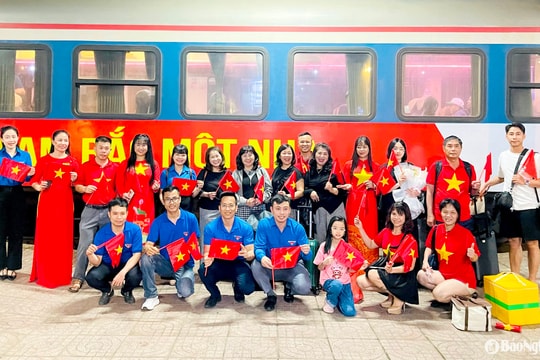 Người dân Nghệ An nồng nhiệt chào đón đoàn tàu Thống Nhất