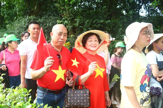 Hàng vạn người về thăm quê Bác dịp nghỉ lễ