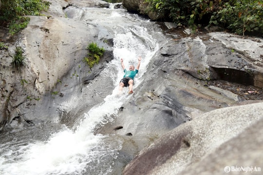 Khe Cóc (Kỳ Sơn) hút khách ngày nắng nóng